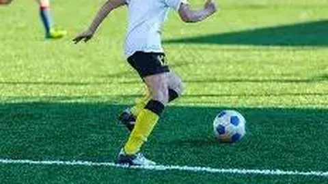 足球奇才马内：逆母愿出走，16岁少年为梦想借款逃离家乡的足球励志故事